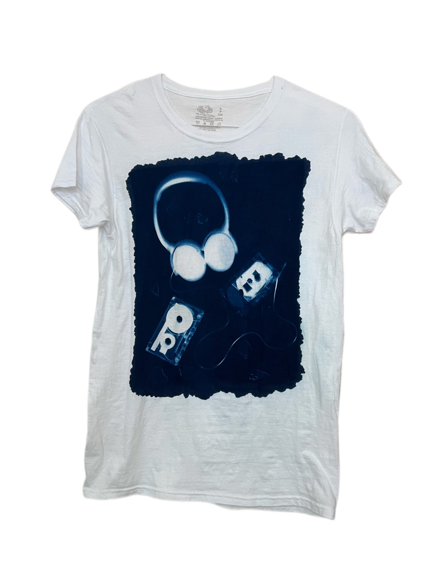 HEADPHONES TEE